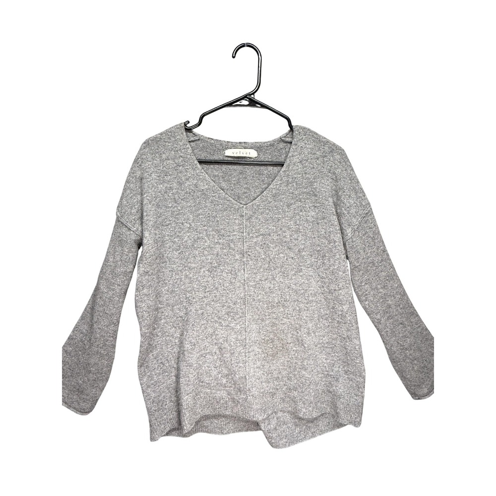 Velvet by Graham & Spencer Light Gray V-Neck Pullover Sweater